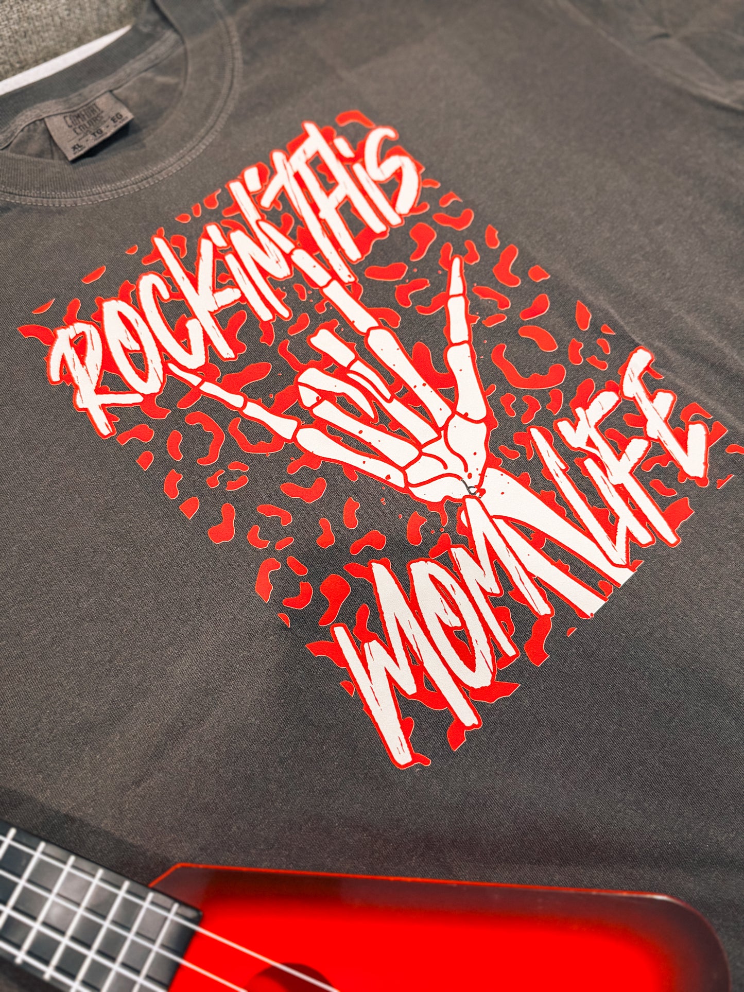 Rockin' Mom Life | Comfort Color Crop Tee- Pepper